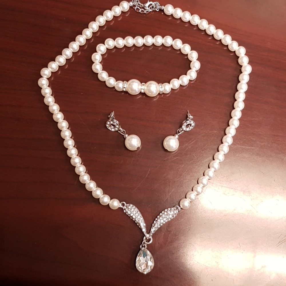 💕2 FOR $10💕 3 Piece Faux Pearl Jewelry Set